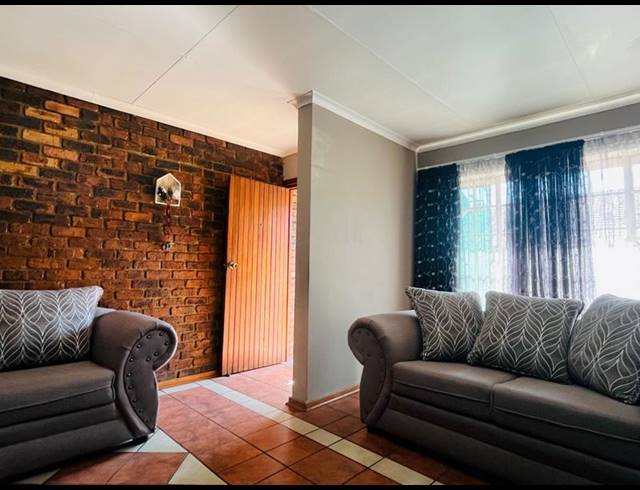 3 BEDROOM TOWNHOUSE FOR SALE IN WALDRIFT